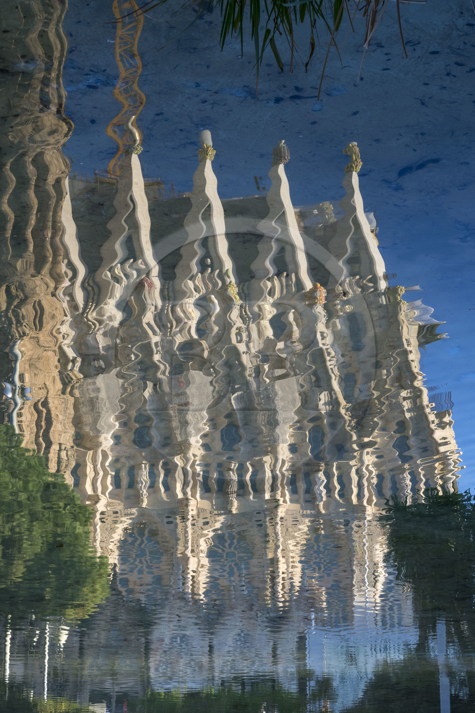 Espagne, Catalogne, Barcelone, quartier de l'Eixample, basilique de la Sagrada Familia de l'architecte du modernisme catalan Antoni Gaudi classée Patrimoine Mondial de l'UNESCO, reflet dans l'étang de la facade de la nef du coté Est