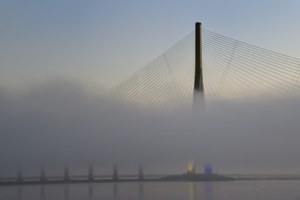 France, entre Calvados (14) et Seine-Maritime (76), le Pont de Normandie dans les brumes de l'aube, il enjambe la Seine pour relier les villes de Honfleur et du Havre