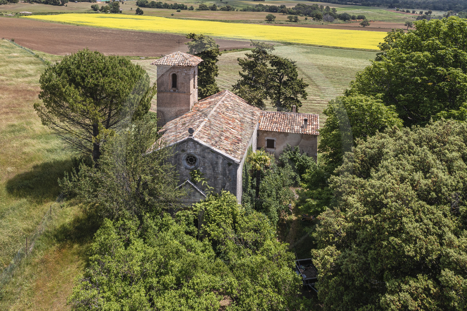 France, Var (83), Dracénie, Ampus, chapelle Notre Dame de Spéluque (XIIème siècle), classée Monument Historique propriété privée (vue aérienne)