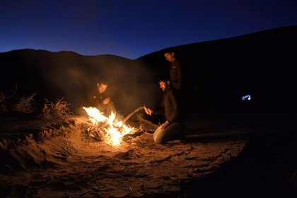 Iran, Province de Yazd, désert du Dasht-e Kavir, Moghestan, massif dunaire, feu de camp au bivouac de nuit