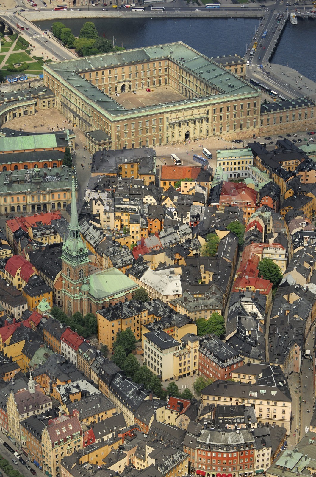 Suède, Stockholm, ile de Gamla Stan (vieille ville) et le Palais Royal (vue aérienne)