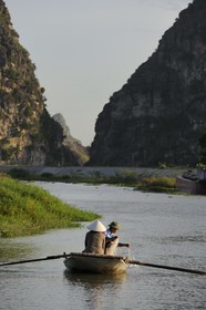 Vietnam, province de Ninh Binh, village insulaire de Kenh Ga entouré de montagnes karstiques, pêcheur