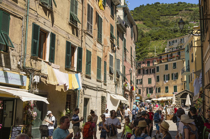 Italie, Ligurie, Cinque Terre, parc national des Cinque Terre classé Patrimoine Mondial de l'UNESCO, village de Vernazza, heure d'affluence dans la rue principale