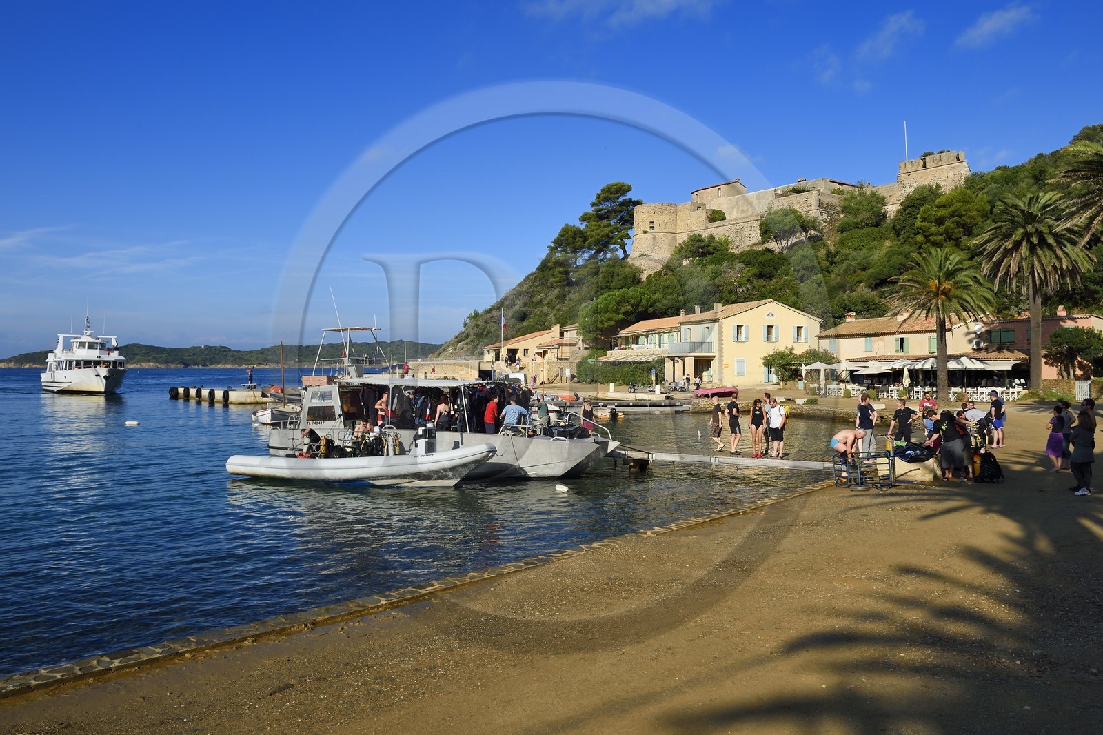 France, Var (83), Iles d'Hyères, parc national de Port Cros, Ile de Port-Cros, le Fort du Moulin surplombe le village de Port Cros et son club de plongée