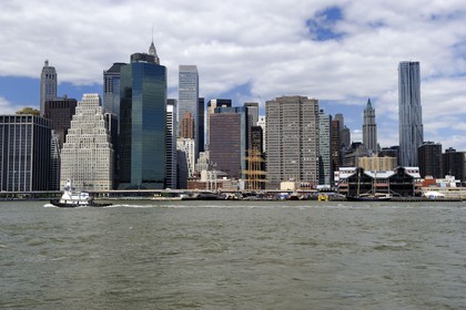 Etats-Unis, New York, Downtown Manhattan, l'East River devant South Street Seaport vue de la Promenade à  Brooklyn, Beekman Tower de l'architecte Frank Gehry à droite