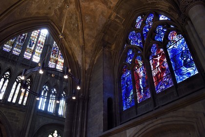 France, Moselle (57), Metz, la cathédrale Saint-Etienne, vitraux du déambulatoire nord avec pour sujets des épisodes de l’Ancien Testament (Livre de la Genèse 22, 9-12 et 32, 25-28 et 28,10-13 et Livre de l'Exode 3, 1-2, 4-6) par Marc Chagall (XXe siècle) réalisés par l’atelier Simon-Marq à Reims (droits réservés)