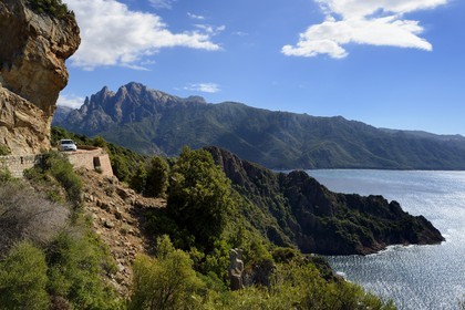 France, Corse-du-Sud (2A), Golfe de Porto, classé Patrimoine Mondial de l'UNESCO, la route D81 qui va de Calvi à Porto, le Capo d'Orto en arrière plan