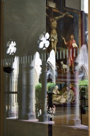 France, Haut-Rhin (68), Colmar, le musée Unterlinden, le retable d'Issenheim attribué à Grünewald, scène de la Crucifixion et Mise au tombeau, le cloitre en reflet