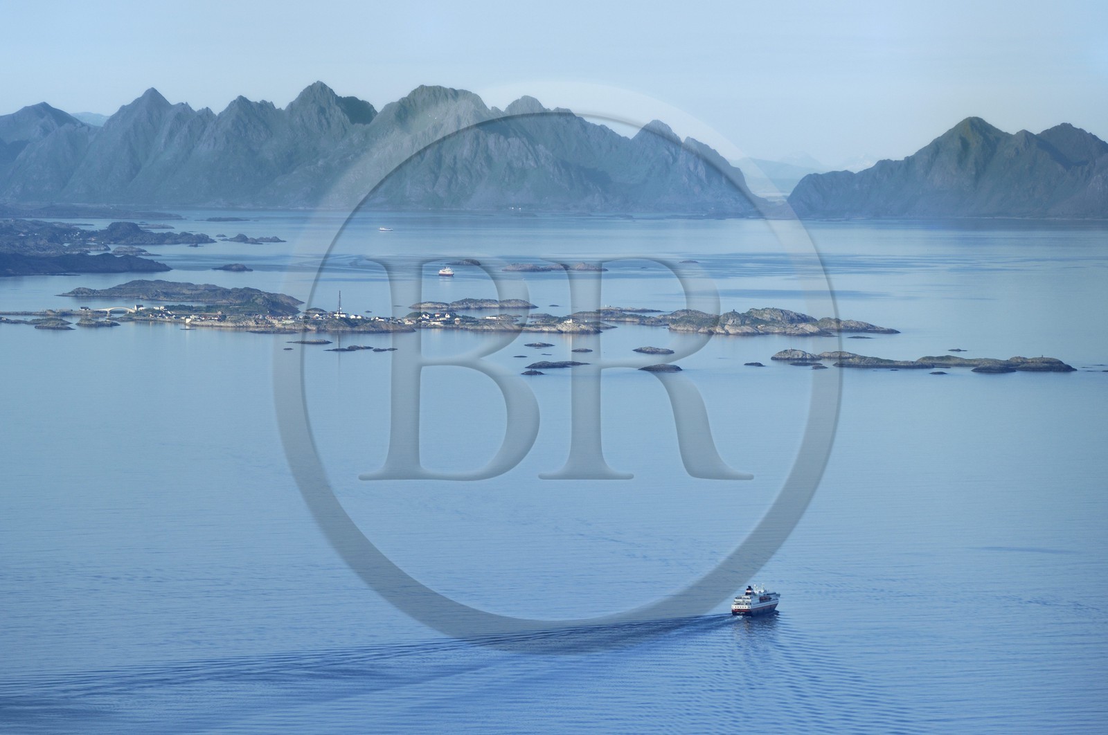Norvège, Nordland, Iles Lofoten, l’Express côtier Hurtigruten (vue aérienne)