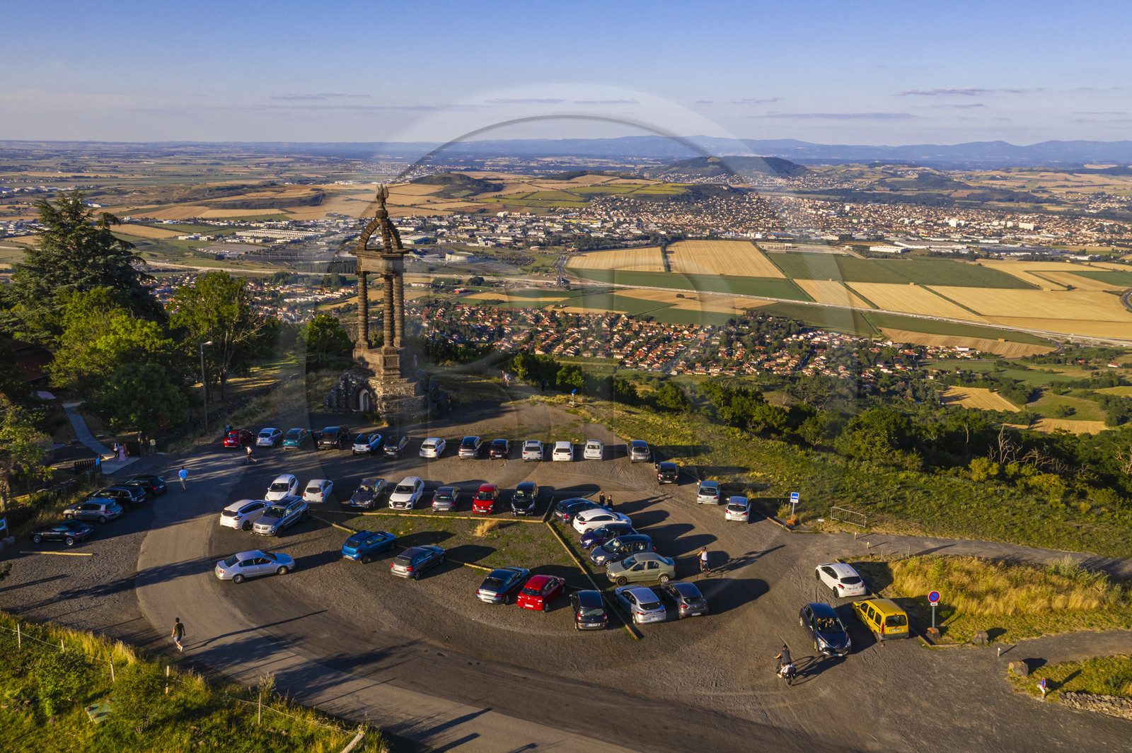 France, Puy-de-Dôme (63), plateau de Gergovie, site historique de la bataille entre les Arvernes et les légions de César en 52 avant Jésus-Christ,  monument commémoratif de Gergovie dédié à Vercingétorix par l'architecte Jean Teillard en 1900 qui domine la plaine de la Limagne (vue aérienne)