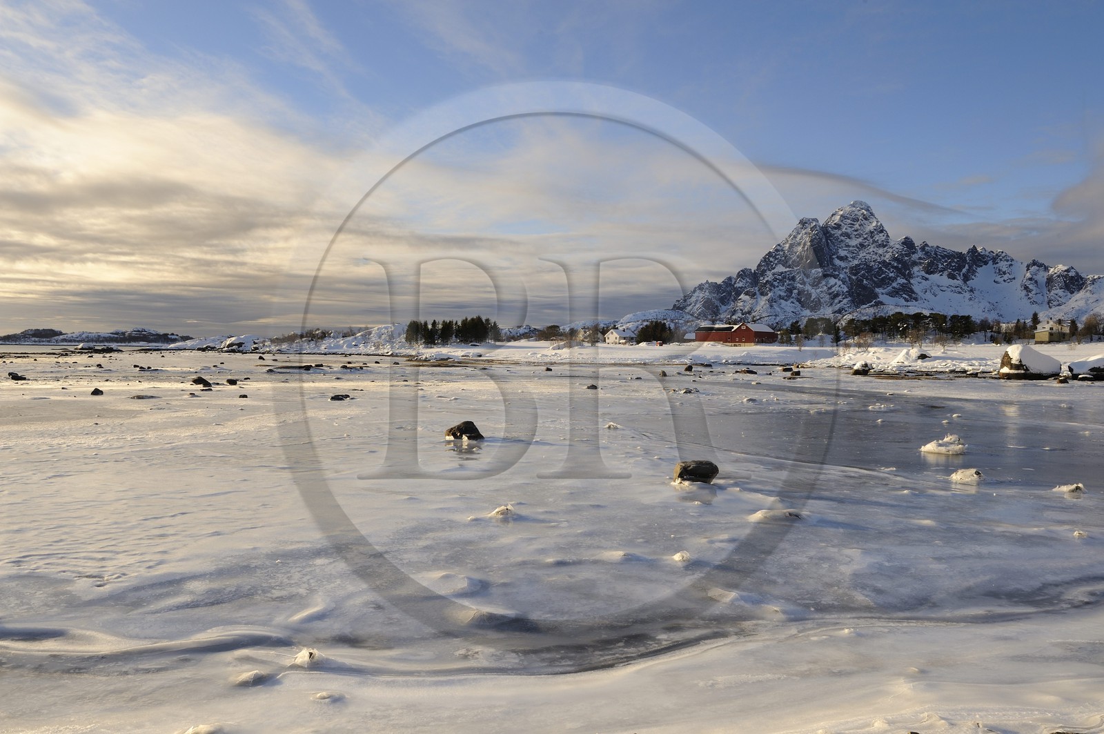 Norvège, Nordland, Iles Lofoten, paysage d'une baie gelée en hiver sur l'Ile de Vagan