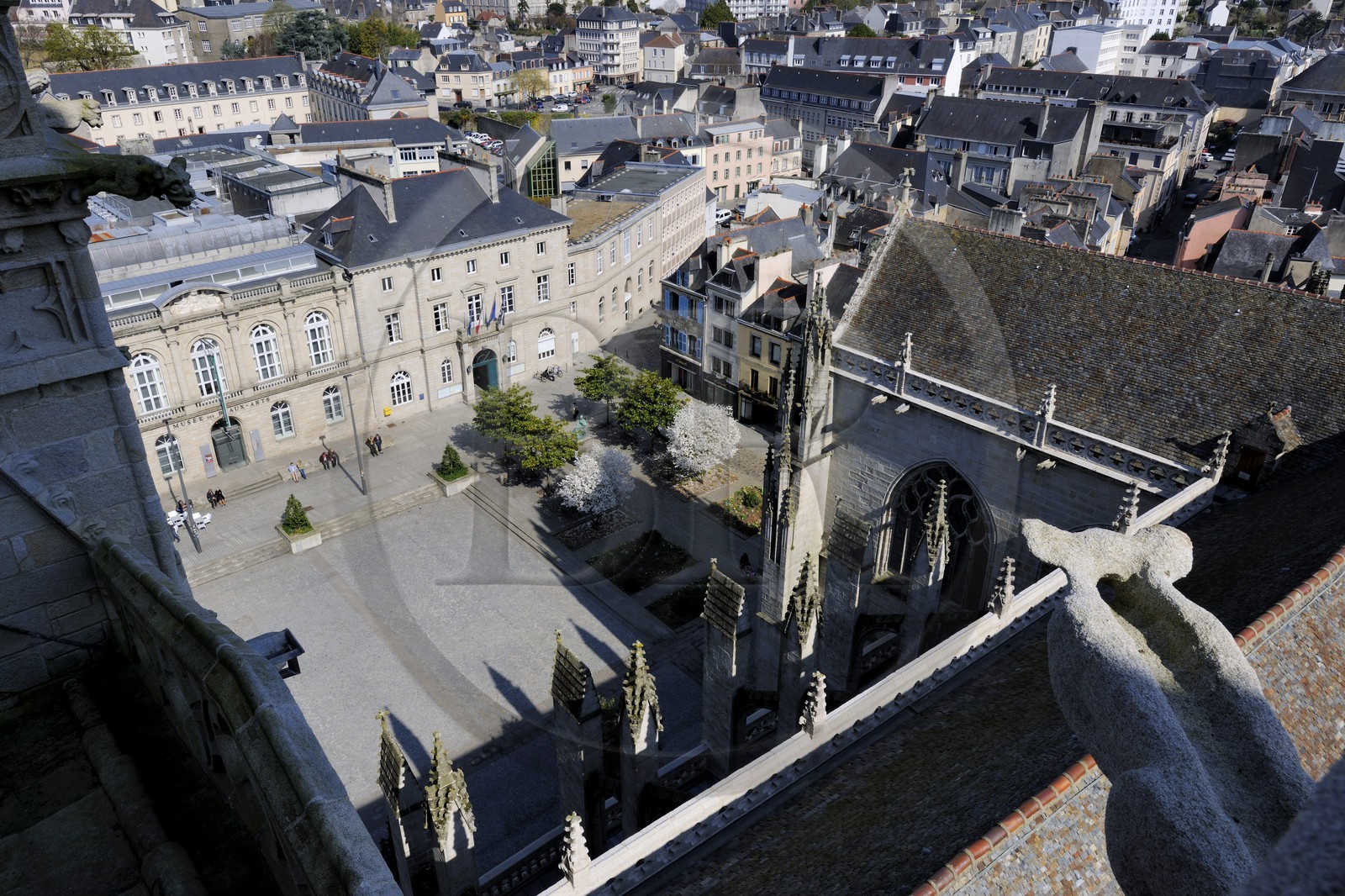 France, Finistère (29), Quimper, le musée des Beaux Arts et l'Hôtel de ville sur la place Laennec