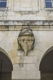 France, Charente-Maritime (17), La Rochelle, Hotel de la Bourse, chambre de commerce de fin XVIIIème siècle, poupe d'un navire, symbole de la prospérité du commerce maritime de la ville