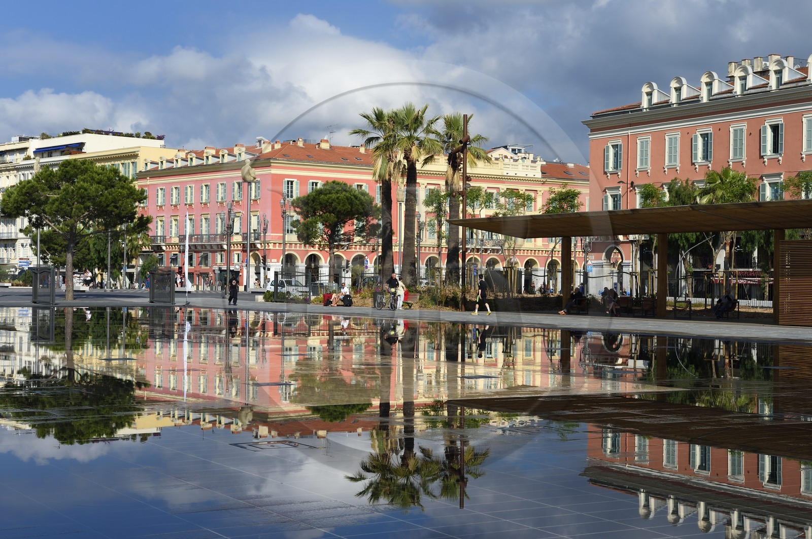 France, Alpes-Maritimes (06), Nice, la Promenade du Paillon, le miroir d'eau de 3000 m2 de la place Massena