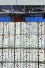 France, Seine-Maritime (76), Le Havre, port de commerce, porte-conteneurs dans le Bassin de chargement René Coty et grue transbordant les conteneurs
