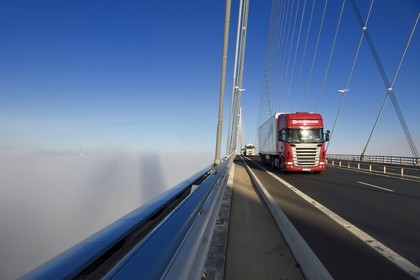 France, entre Calvados (14) et Seine-Maritime (76), le Pont de Normandie enjambe la Seine dans le brouillard