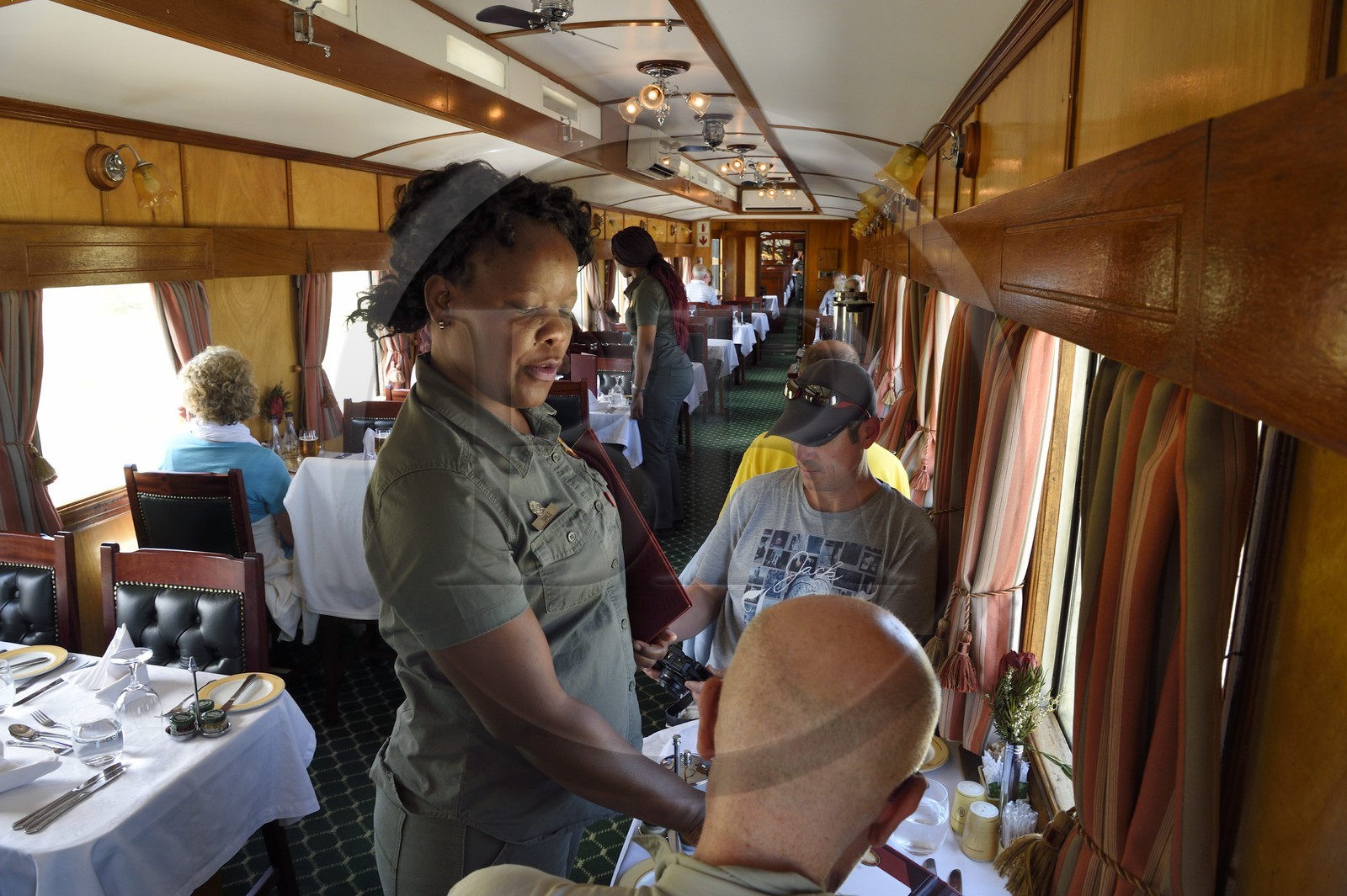 Namibie, région de Erongo, le train Shongololo express, la voiture-restaurant