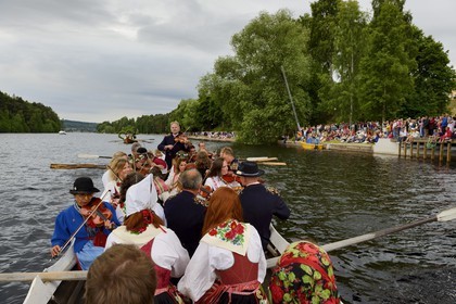 Suède, comté de Dalécarlie, Leksand, les très populaires célébrations du solstice d'été pour la Saint-Jean, transfert dans les anciennes Barques d’Eglises sur le lac Siljan