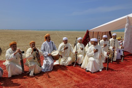 Maroc, région de l'Oriental, danse et musique traditionnelle la Reggada sur une plage
