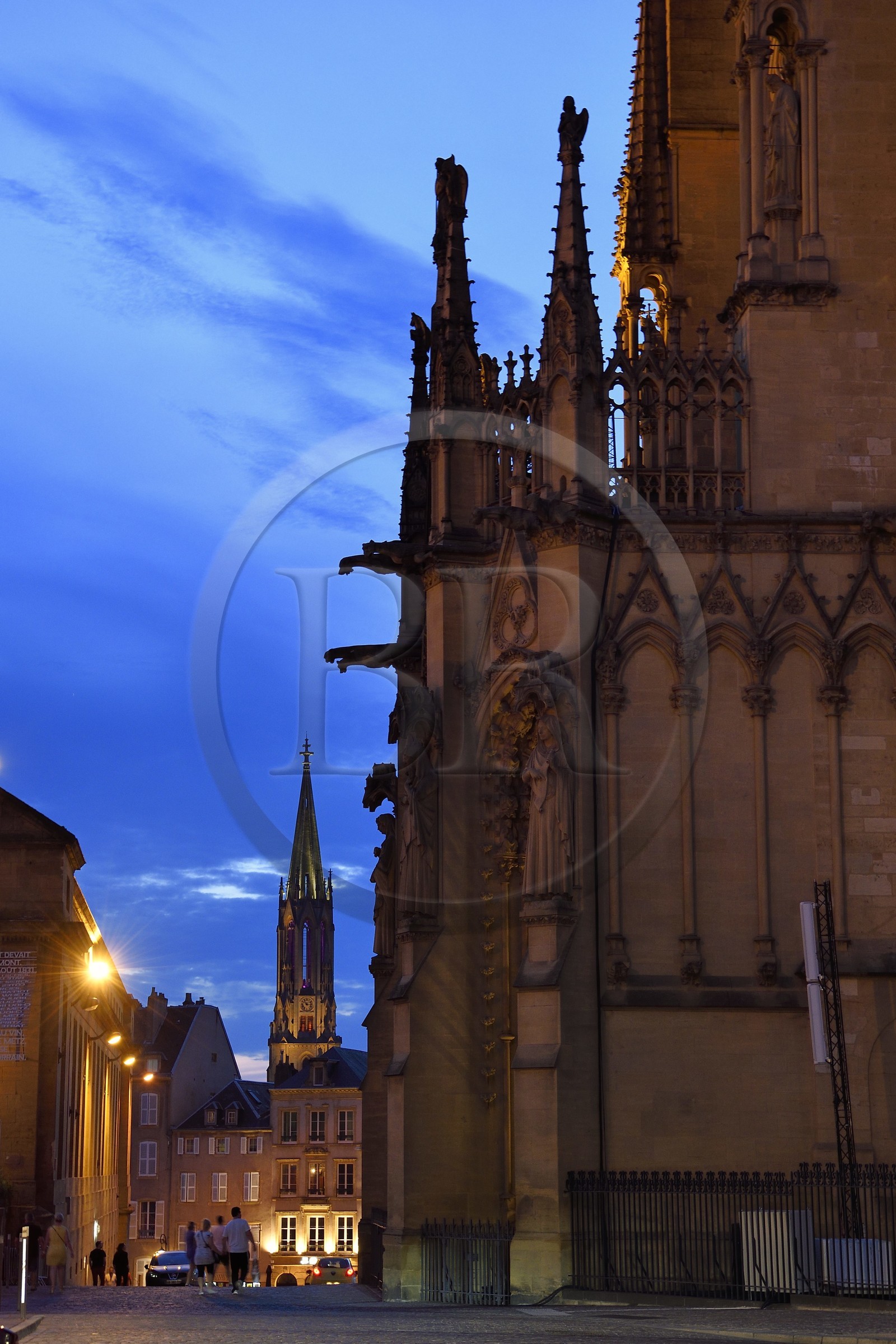 France, Moselle (57), Metz, la cathédrale Saint-Etienne et le clocher de l'ancien temple de Garnison en arrière plan