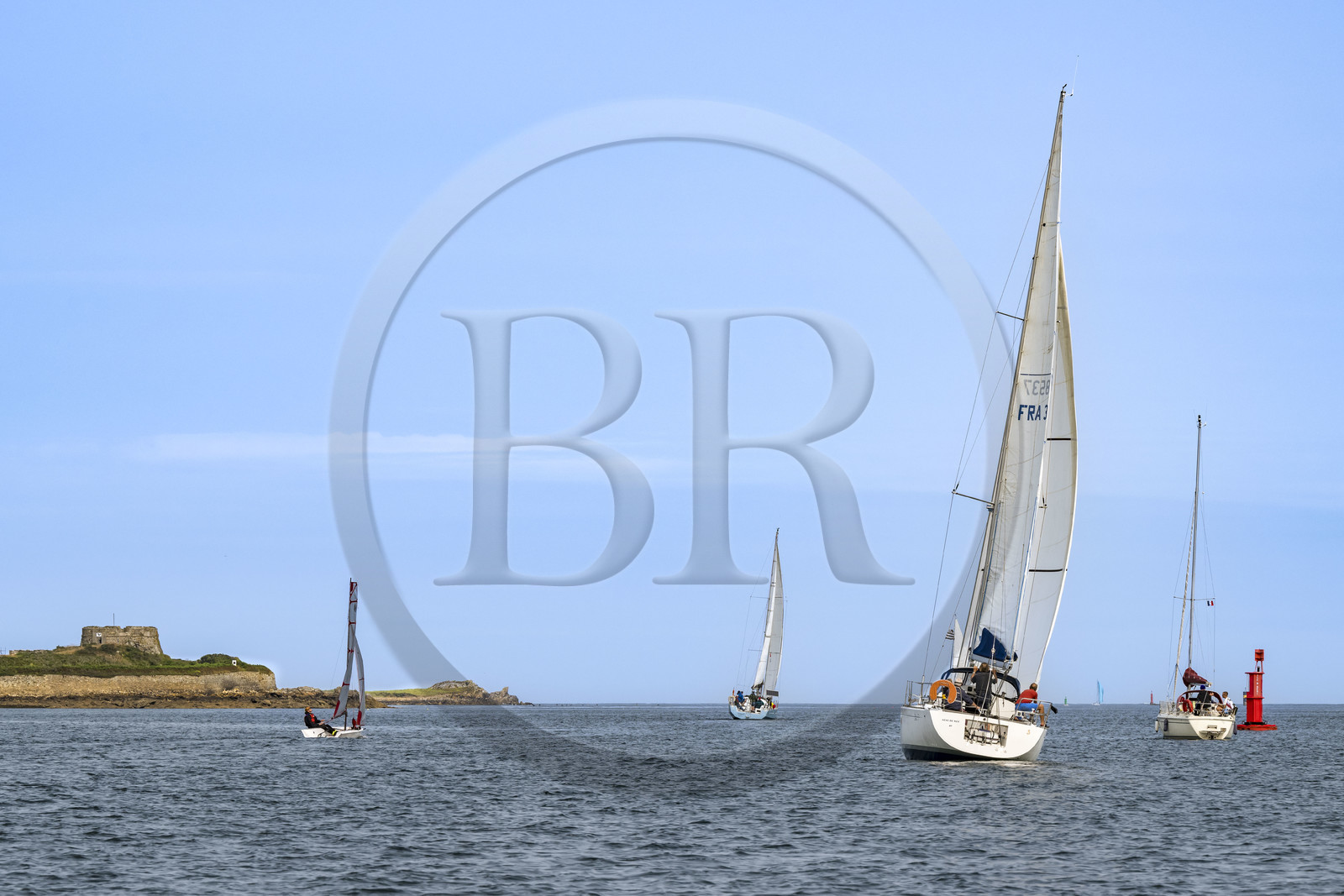 France, Finistère (29), Pays des Abers, estuaire de l'Aber Wrac'h, voiliers naviguant en direction de l'Ile Cèzon