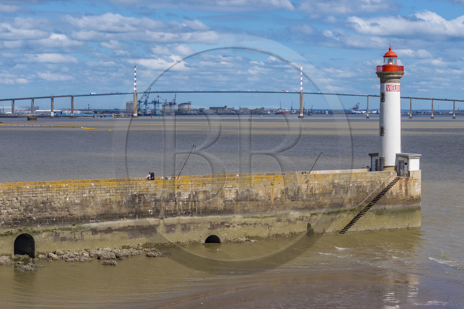 France, Loire-Atlantique (44), Saint-Nazaire, le phare du Vieux Mole et le pont de Saint-Nazaire en arrière plan (vue aérienne)