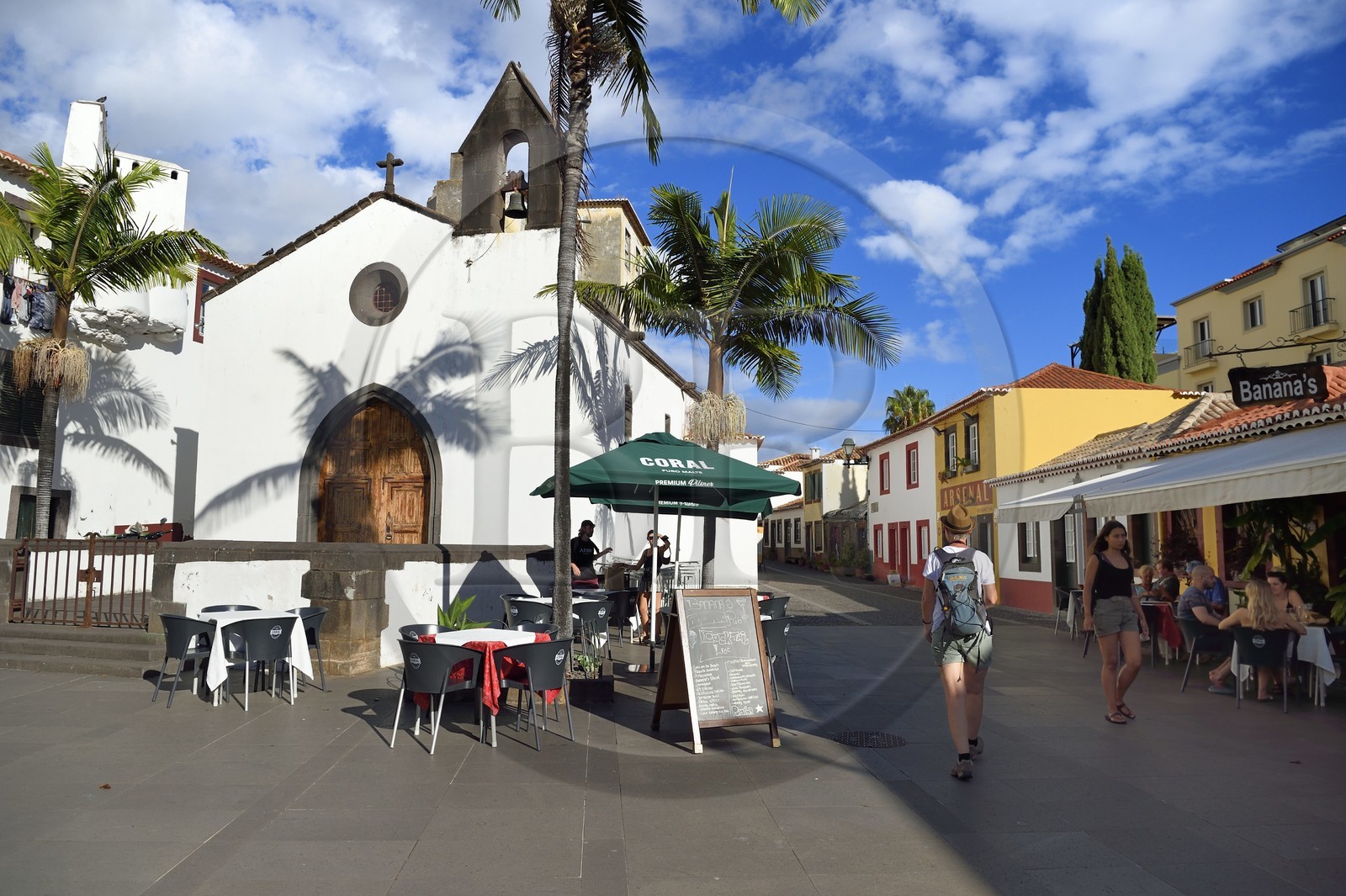 Portugal, Ile de Madère, Funchal, terrasse de restaurant sur la place Largo do Corpo Santo