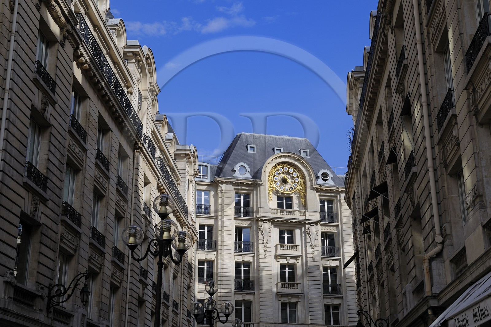 France, Paris (75), rue des Italiens, immeuble à l'immense cadran d'horloge ancien siege du journal Le Monde et avant lui Le Temps