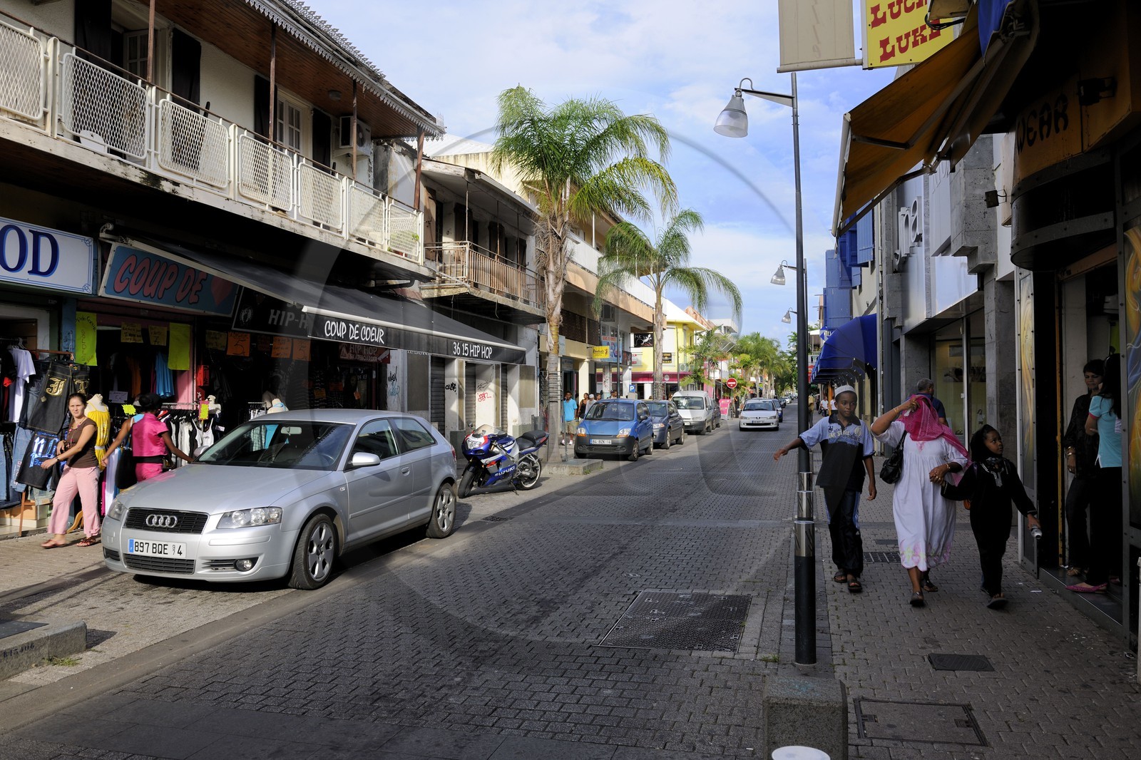 France, île de la Réunion, Saint-Pierre, femmes musulmanes voilées dans la rue principale