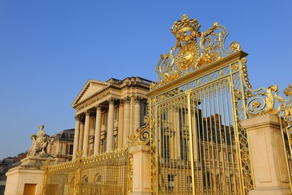 France, Yvelines (78), château de Versailles, classé Patrimoine Mondial de l'UNESCO, la grille royale dessinée par Mansart et la statue l'Abondance d'Antoine Coysevox