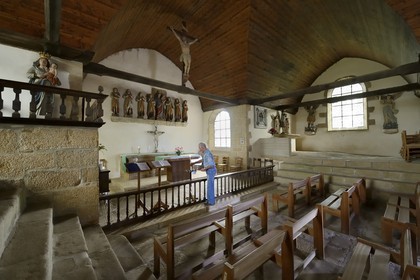 France, Côtes-d'Armor (22), Vieux-Marché, la chapelle des Sept-Saints consacrée aux Sept Dormants d'Éphèse, le chœur et les statues des sept Dormants, à droite le sommet du dolmen transformé en crypte