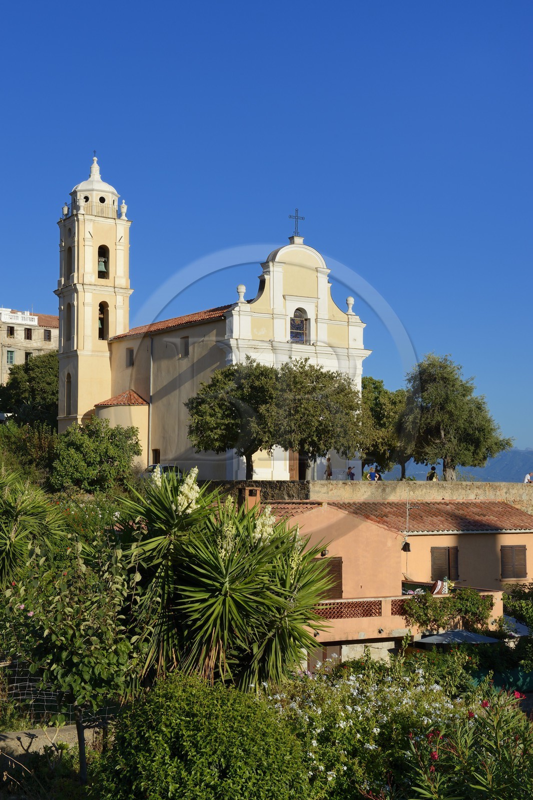 France, Corse-du-Sud (2A), Cargèse, église de l'Assomption dite latine édifiée au XIXe siècle sur une terrasse dominant le golfe de Sagone