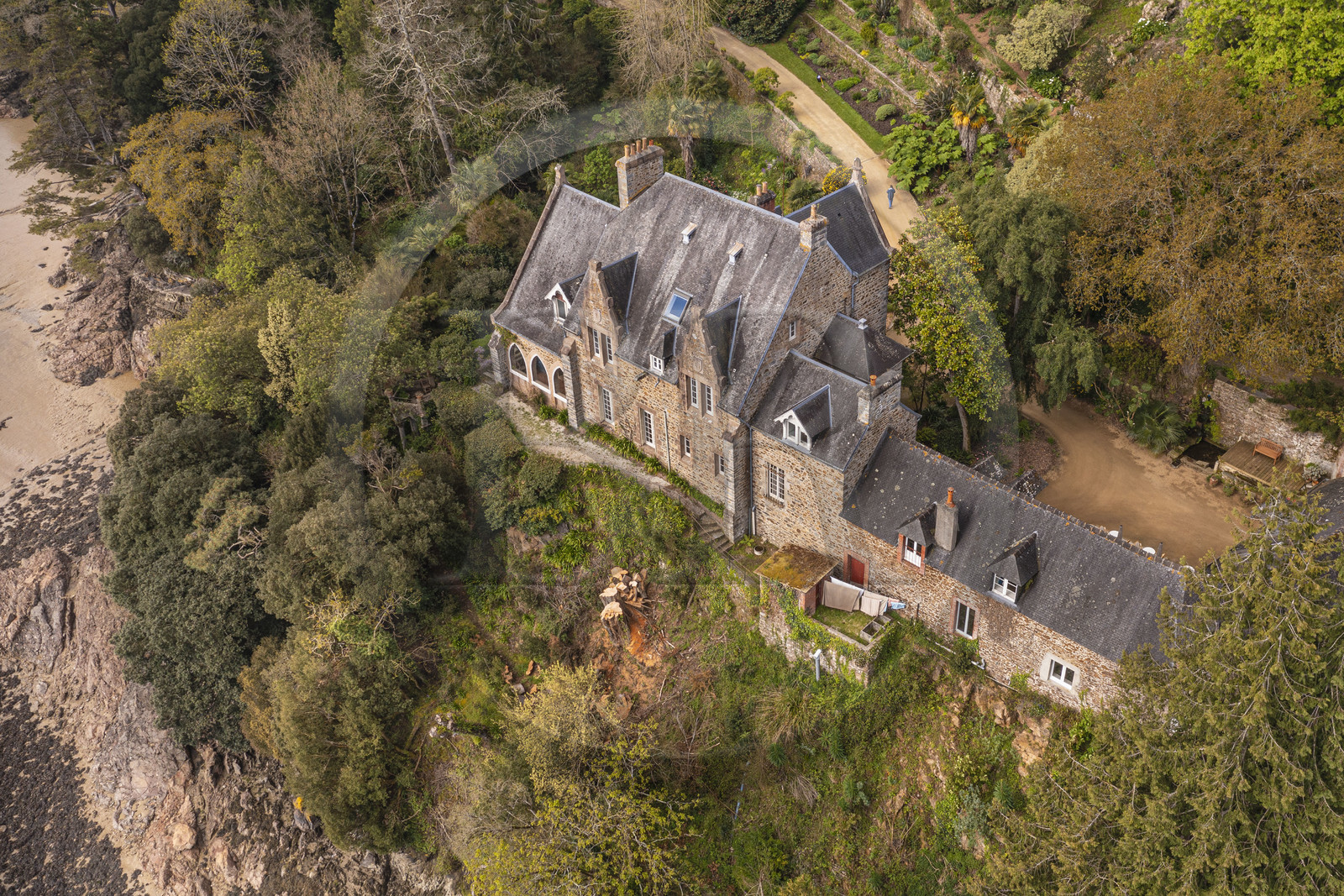 France, Côtes-d'Armor (22), Plouguiel, le Jardin botanique du Kestellic, classé jardin remarquable et son petit manoir typiquement néo breton (vue aérienne)