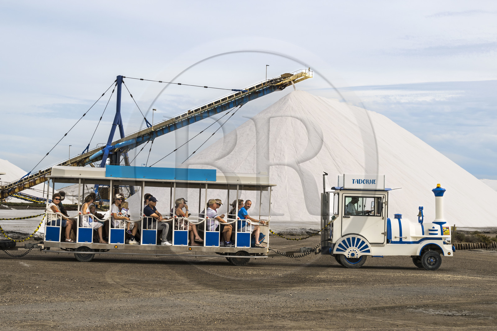 France, Gard (30), Aigues-Mortes, visite du salin d'Aigues-Mortes (Salins du Midi) en petit train et montagne de sel stocké