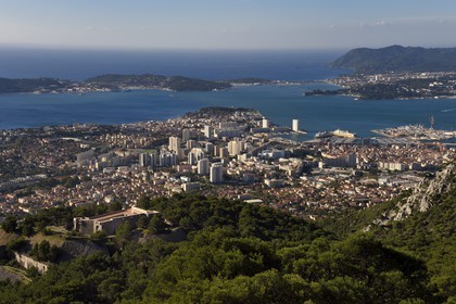 France, Var (83), Toulon, la rade depuis le Mont Faron, le fort Faron au premier plan à gauche, la presqu'Ile de Saint-Mandrier et le Cap Sicié en arrière plan