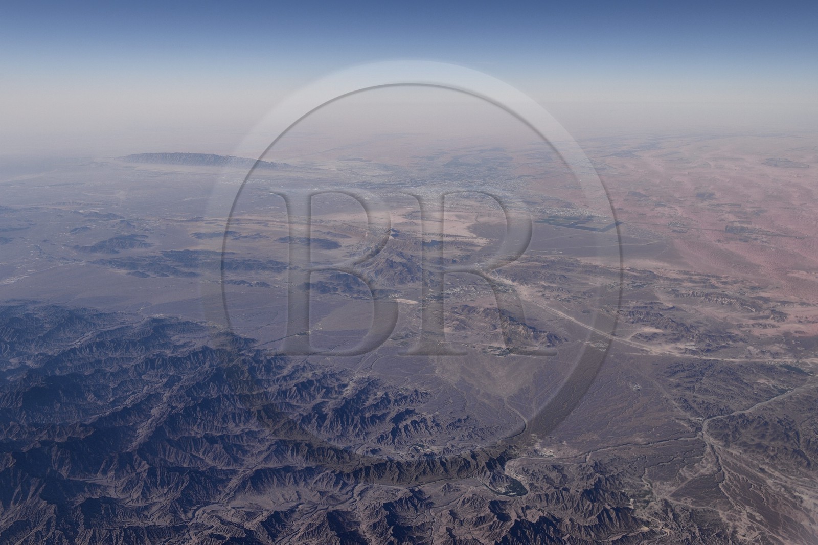 Emirats Arabes Unis, montagne du sud du Ras al-Khaimah à la frontière d'Oman (vue aérienne)