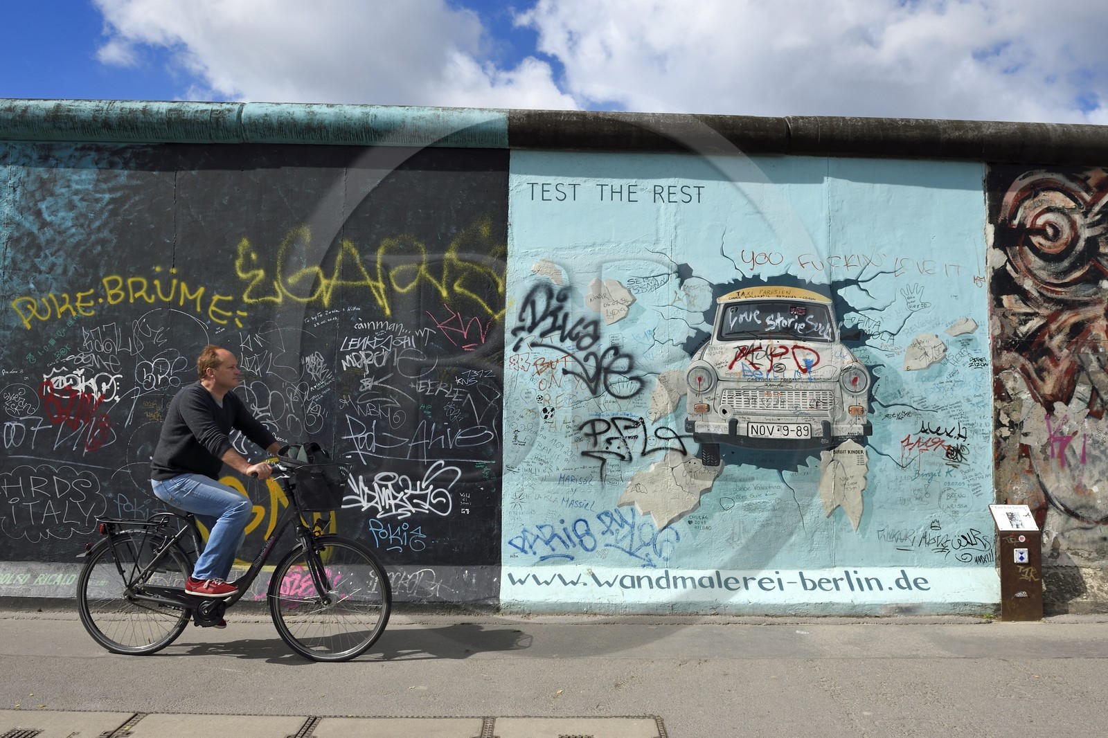 Allemagne, Berlin, Friedrichshain-Kreuzberg, East Side Gallery, le mur, oeuvre de Birgit Kinder datant des années 1990 et rénovée en 2009 représentant une voiture Trabant arrivant de Berlin Est intitulée Test the best