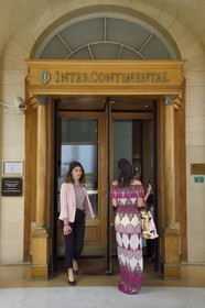 France, Alpes-Maritimes (06), Cannes, porte tambour du Carlton sur le boulevard de la Croisette