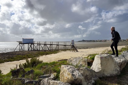 France, Charente-Maritime (17), Fouras, plage de l'Espérance découverte par la marée et cabanes à carrelets, le fort de Fouras fortifié par Vauban en 1672 en arrière plan