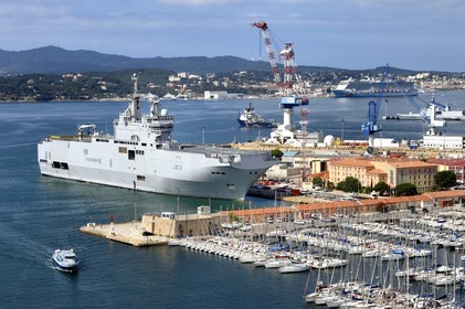 France, Var (83), Toulon, la base navale (Arsenal), le Mistral (L9013) est un porte-hélicoptères amphibie de la Marine nationale française