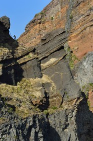 Portugal, Ile de Madère, randonneur sur le sentier du Vereda do Areeiro entre les monts Pico Ruivo (1862m) et Pico Arieiro (1817m)