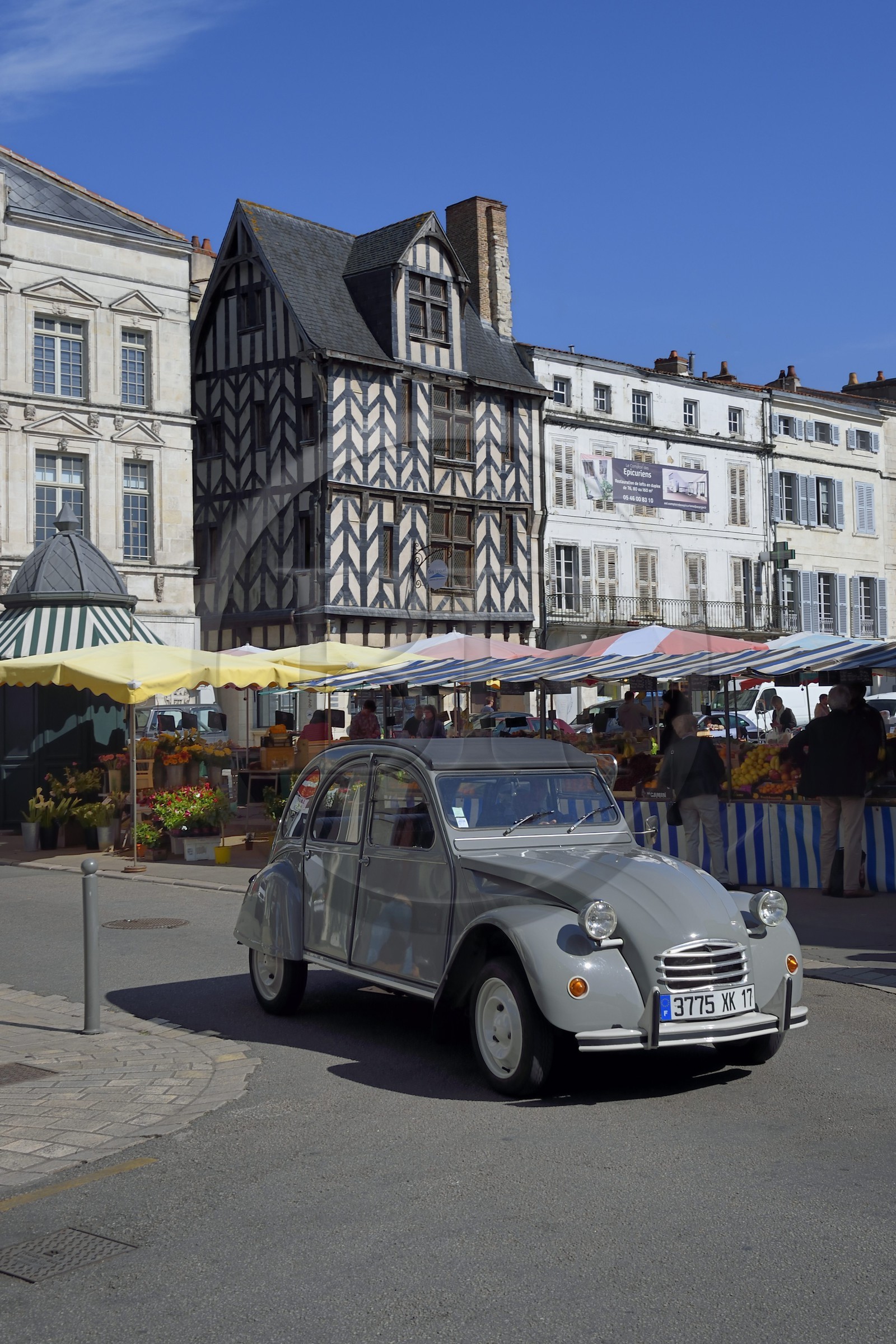 France, Charente-Maritime (17), La Rochelle, place du Marché et rue Thiers