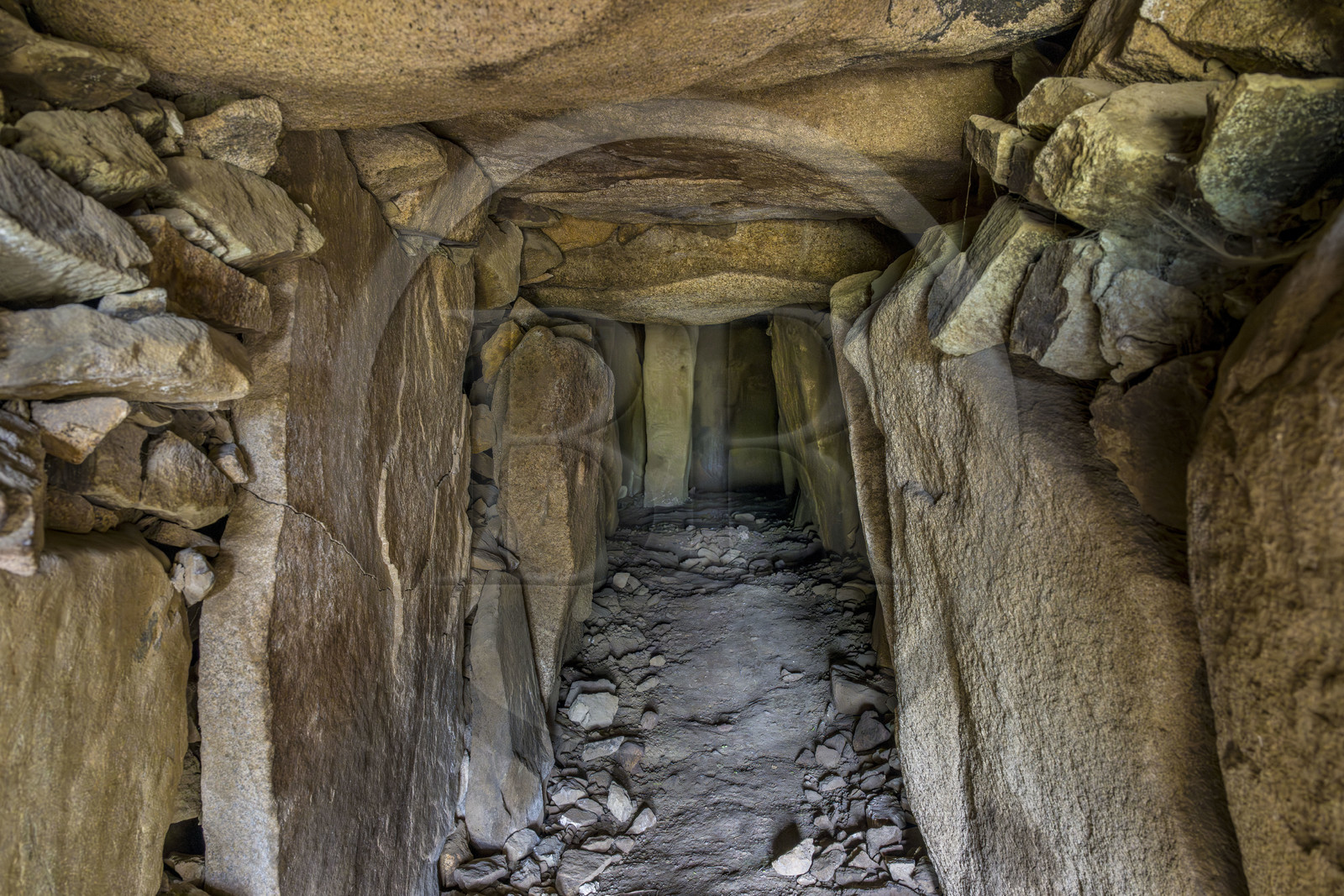 France, Finistère (29), Baie de Morlaix, Presqu'ïle de Kernehelen, site mégalithique du Cairn de Barnenez vieux de 6000 ans, dolmen à couloir, chambre H