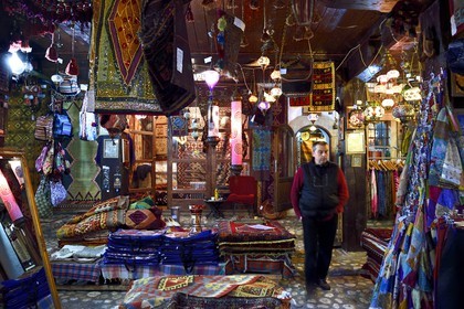 Bosnie-Herzégovine, Sarajevo, quartier de Bascarsija dans la vieille ville, marchand de tapis dans l'ancien caravansérail de Morica Han