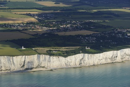 Royaume-Uni, Angleterre, Kent, baie de St.Margaret, falaises blanches de Douvres et le phare de South Foreland (vue aérienne)