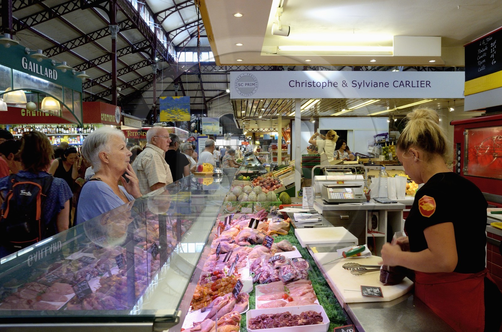 France, Aude (11), Narbonne, le marché couvert, boucher