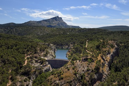 France, Bouches-du-Rhône (13), Aix en Provence, plateau de Bibemus, randonnée du GR 2013, le barrage Zola ( Cézanne y a peint la série des Baigneurs) et la montagne Sainte Victoire en arrière plan