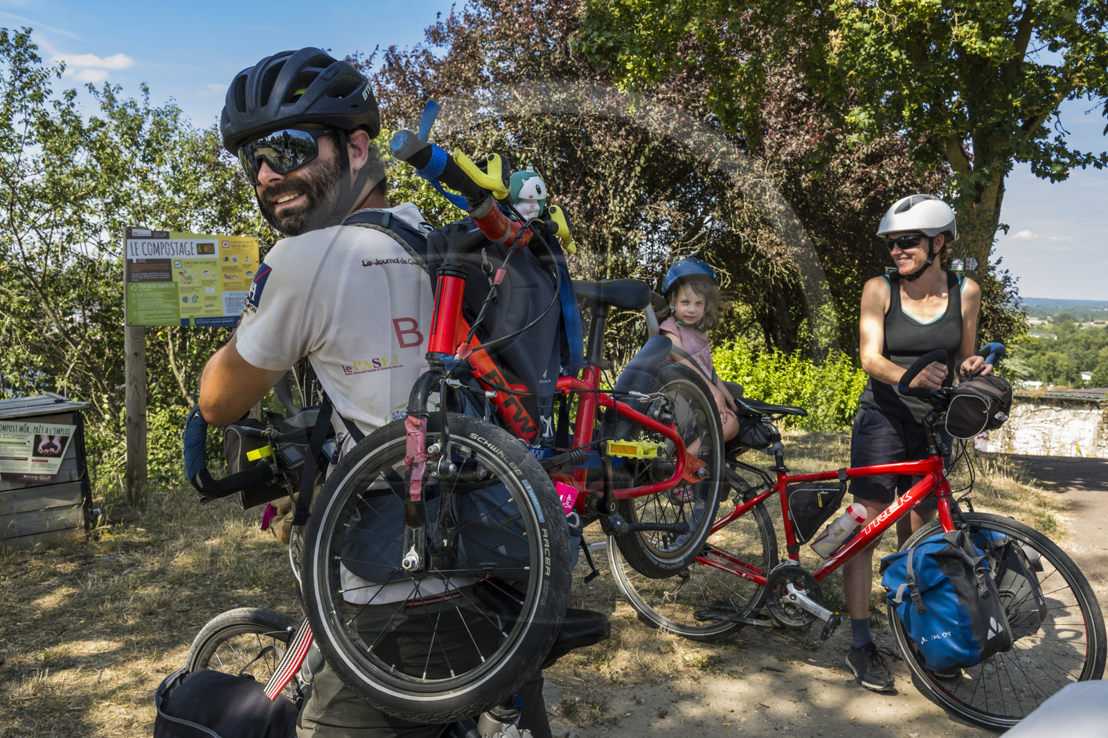 France, Maine-et-Loire (49), vallée de la Loire classée au Patrimoine Mondial par l'UNESCO, Saumur, randonnée à bicyclette sur les berges de la Loire, BIKE PACK by clémence et jérémy avec leurs 4 filles (7, 5, 5 ans et 20 mois)