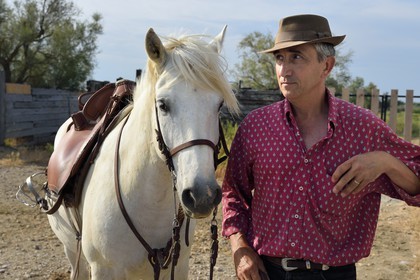 France, Bouches-du-Rhône (13), Parc naturel régional de Camargue, manade Jacques Mailhan, le gardian Christophe Prezet et son cheval camarguais