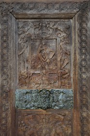 France, Seine-Maritime (76), Rouen, église Saint-Maclou joyau de l’art gothique flamboyant (XVème siècle), détail de la porte Renaissance en bois sculpté du portail gauche